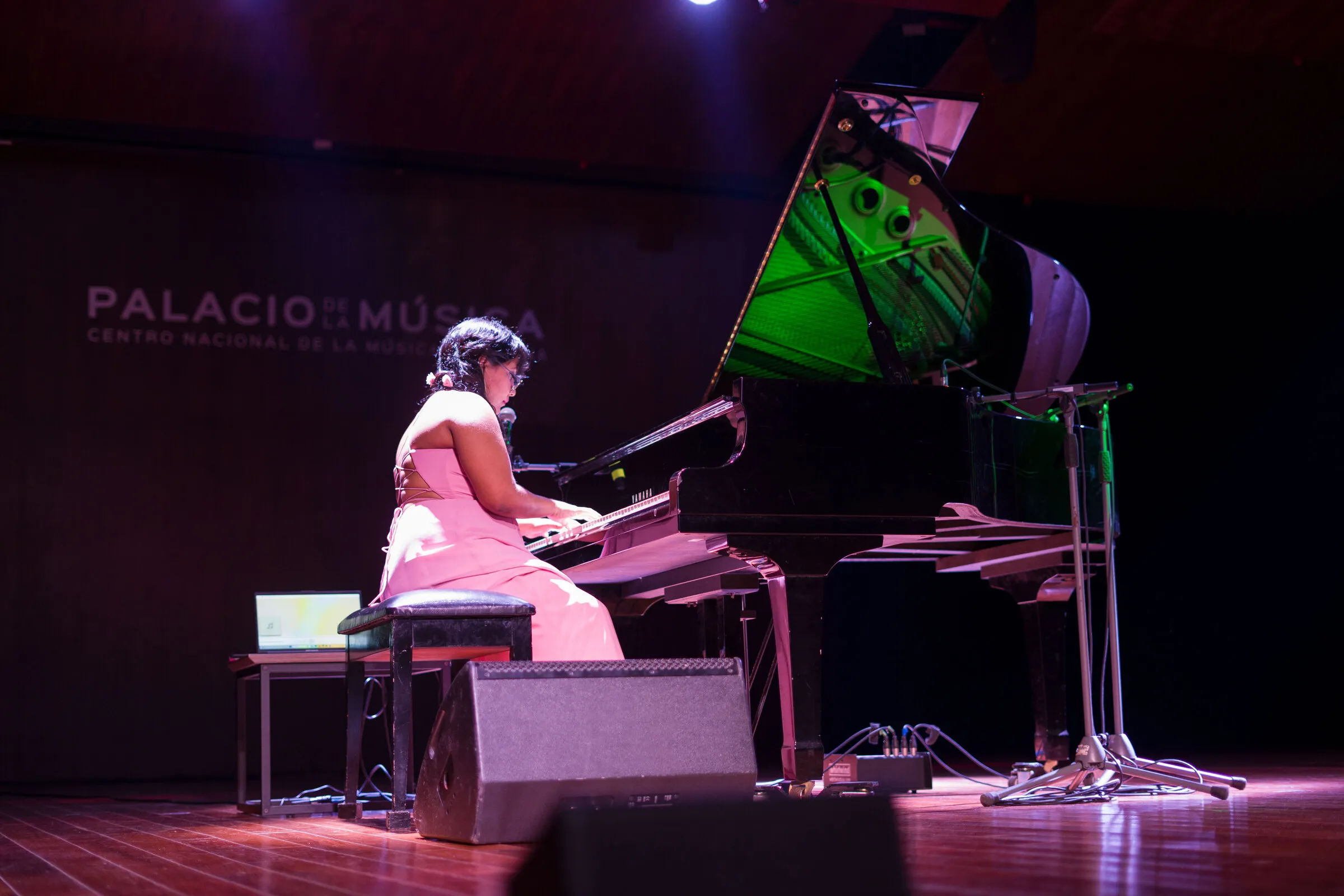 Blanca Fuentes al piano de cola con su equipo de electrónica, Palacio de la Música