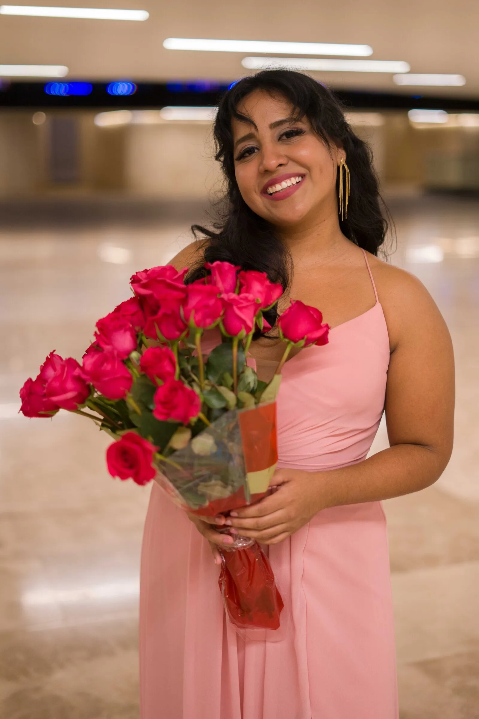Blanca Fuentes sonríe con un ramo de rosas después de un concierto