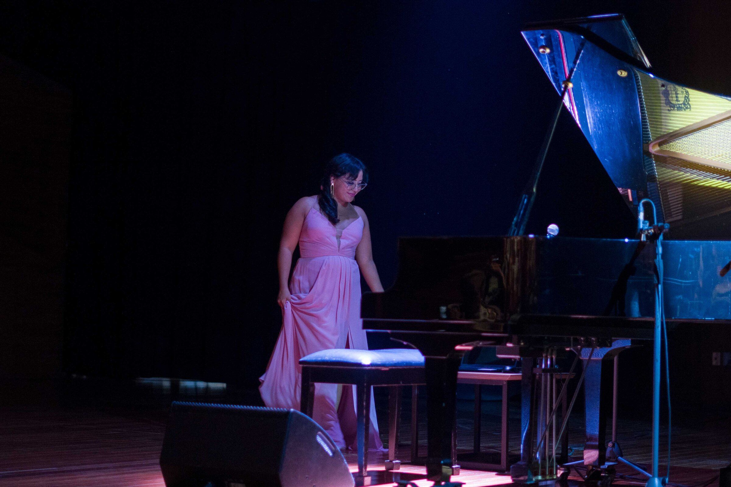 Blanca Fuentes en el escenario junto al piano, Palacio de la Música